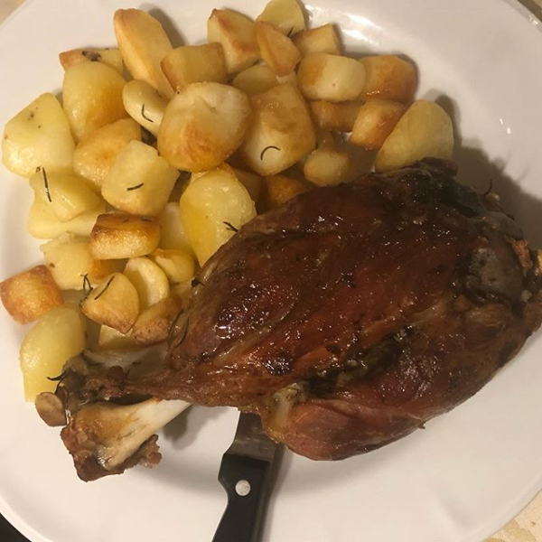 Pork shank with potatoes